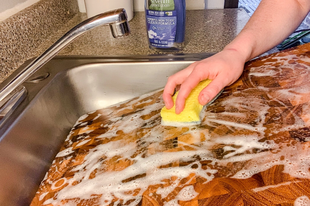 Tiefenreinigung und Wiederherstellung von Schneidebrettern